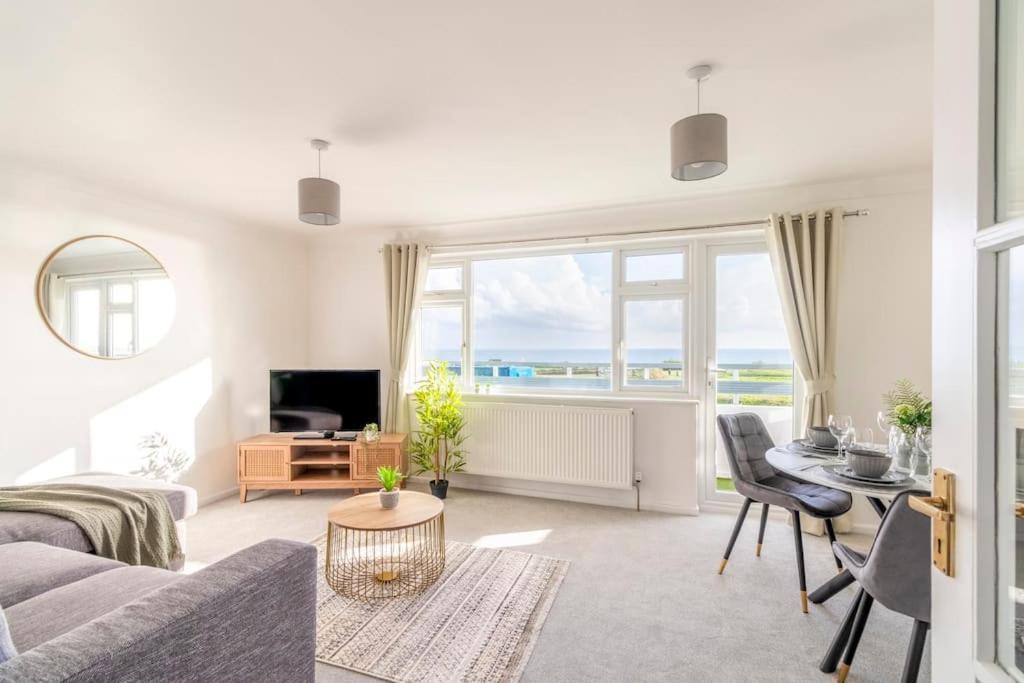 Trendy Sea View 2 Bedroom Sleeps 6 - Free Parking Bournemouth Eksteriør billede