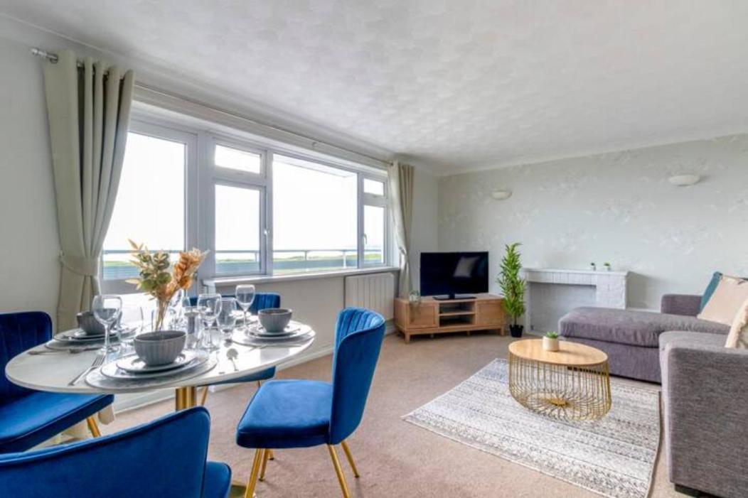 Trendy Sea View 2 Bedroom Sleeps 6 - Free Parking Bournemouth Eksteriør billede