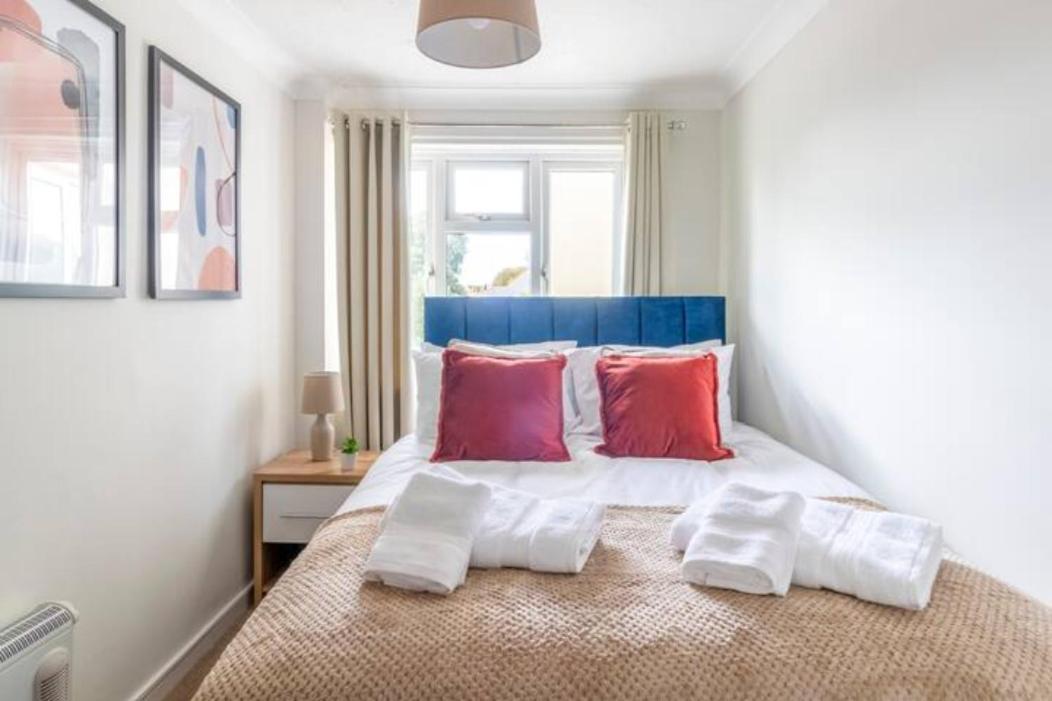 Trendy Sea View 2 Bedroom Sleeps 6 - Free Parking Bournemouth Eksteriør billede