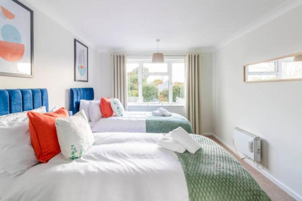 Trendy Sea View 2 Bedroom Sleeps 6 - Free Parking Bournemouth Eksteriør billede