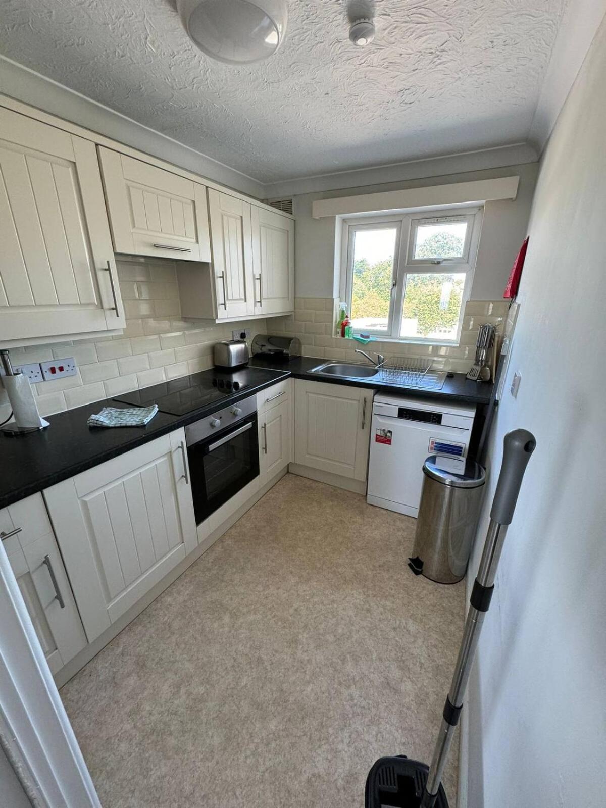 Trendy Sea View 2 Bedroom Sleeps 6 - Free Parking Bournemouth Eksteriør billede