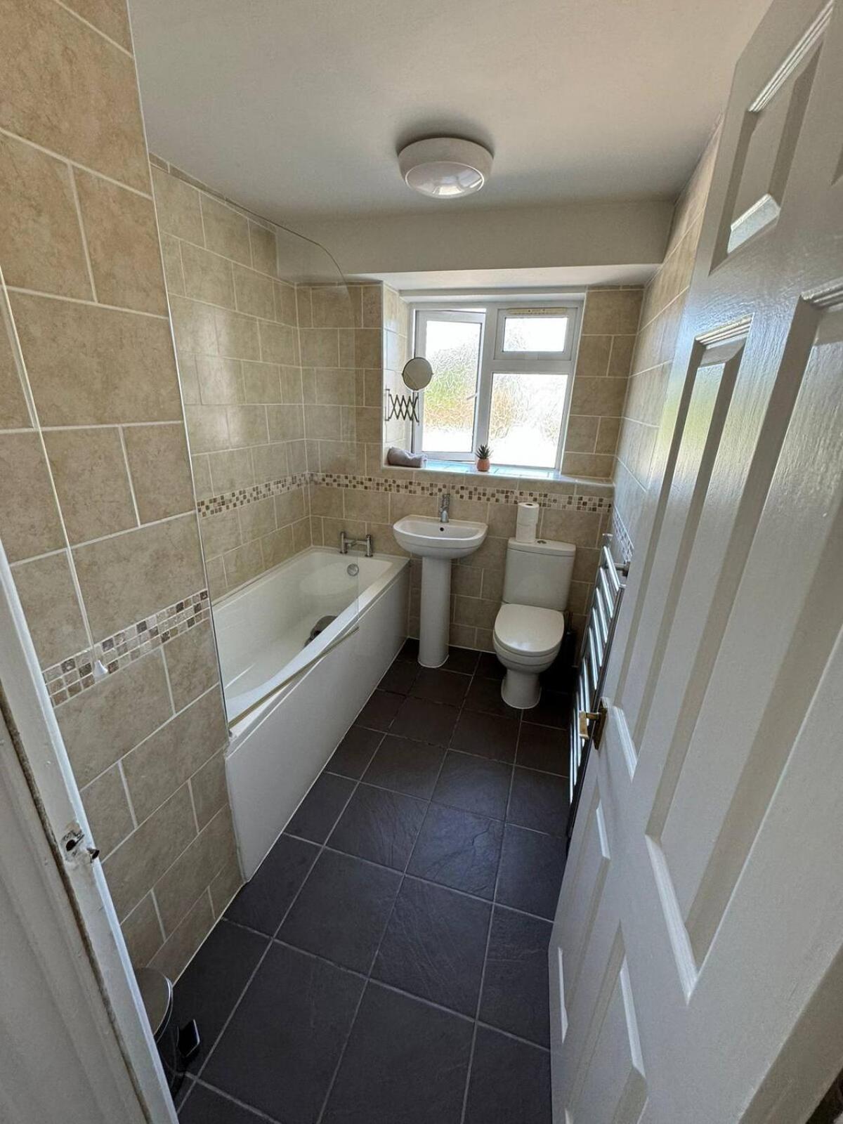 Trendy Sea View 2 Bedroom Sleeps 6 - Free Parking Bournemouth Eksteriør billede